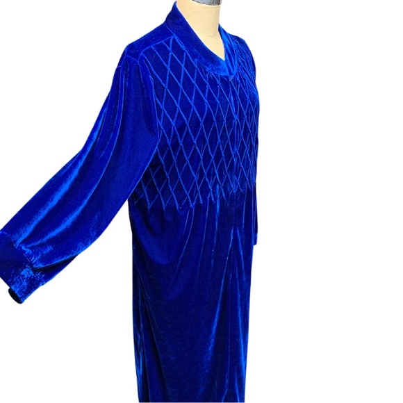 Sawyer Creek Studio, Velvet Robe - Picture 2 of 10